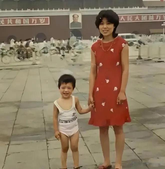 35年之后，母子故地重游，留下了这张珍贵的，与35年前相比，儿子早已长大成人，母