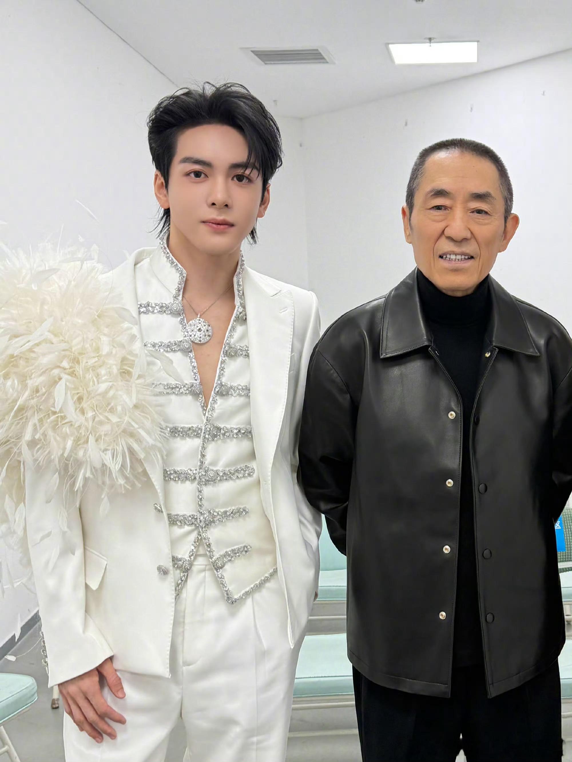 就说曾舜晞交友去了哈哈哈，玩得开心最重要！ 