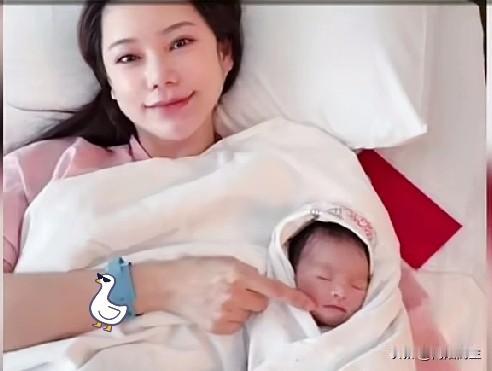 不得不说，
老汪家的基因是真硬啊！

刚看到麻六记发出来的照片，汪小菲这新儿子简