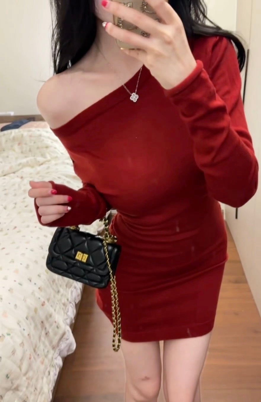 红色是真显身材 