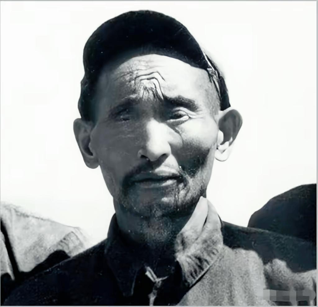 1952年，解放军在大凉山抓到一个独眼土匪，审讯后军区首长震惊：这不就是17年前