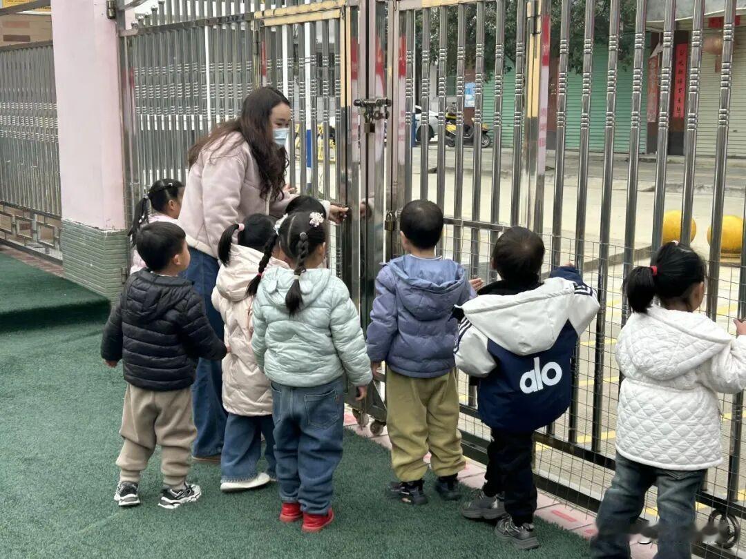 近日，宁强县铁锁关镇中心幼儿园开展防拐骗安全演练活动。
演练中，家长志愿者扮演“