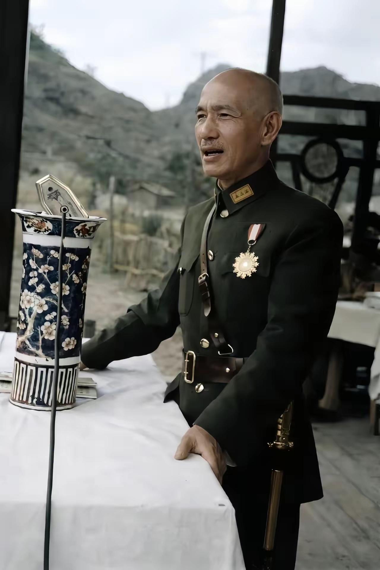 1945年，蒋介石在四川万县视察，这张照片是蒋介石向青年远征军204师官兵讲话，