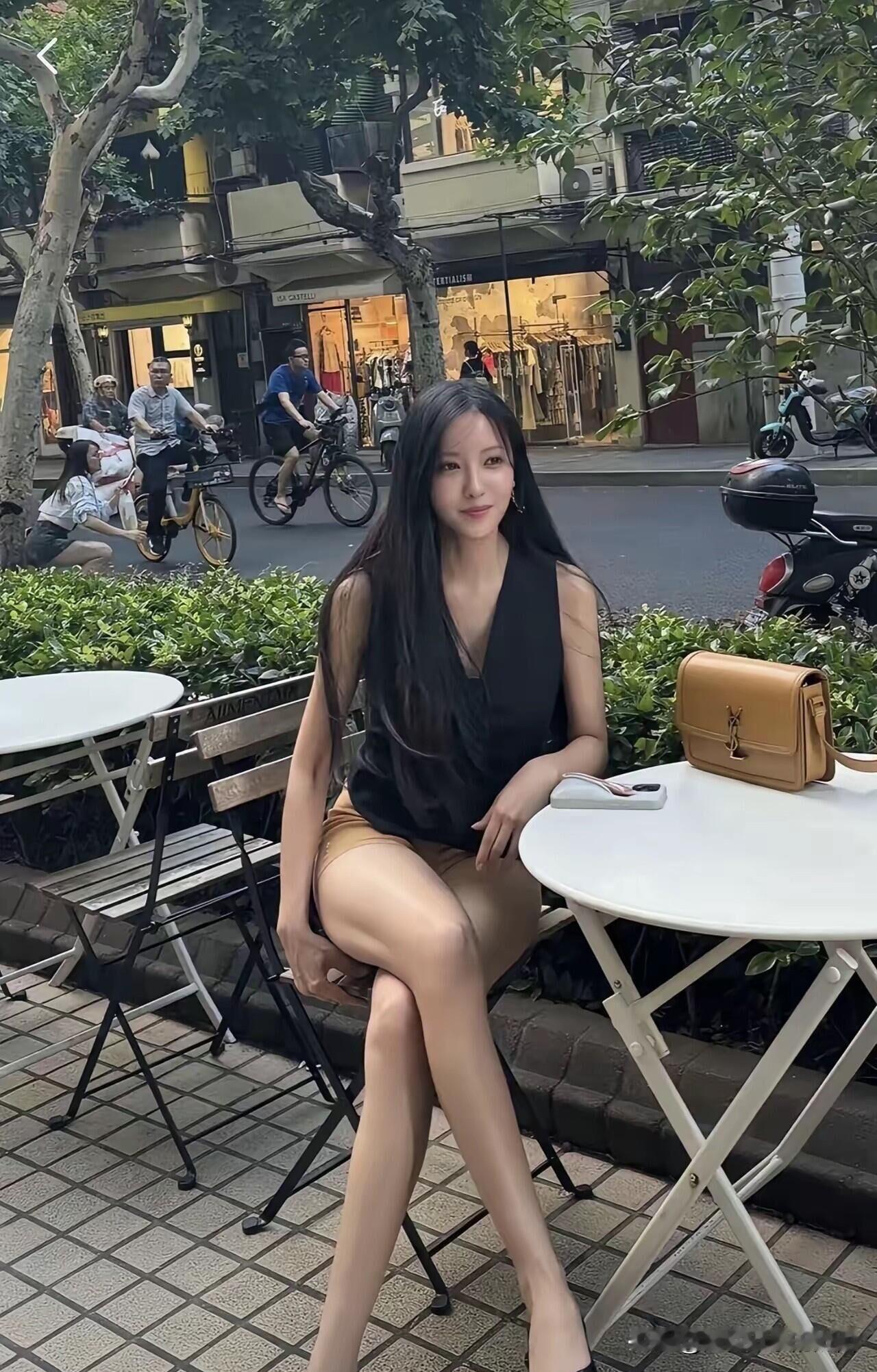 她比多数女演员都要漂亮，巴掌大的小脸，匀称的身材，白皙的皮肤，颜值不输刘亦菲。一