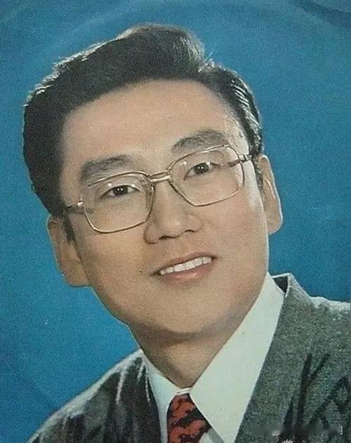 蒋大为天生是个明星吗?

蒋大为有一副天生的独一无二的好嗓子，这是无法改变的事实