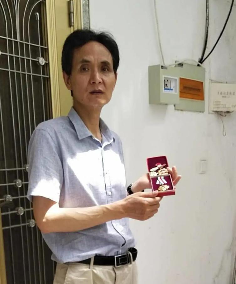 对越自卫反击战一等功臣张长海，潜伏3天3夜，不吃不喝，大小便随身排出。405战斗