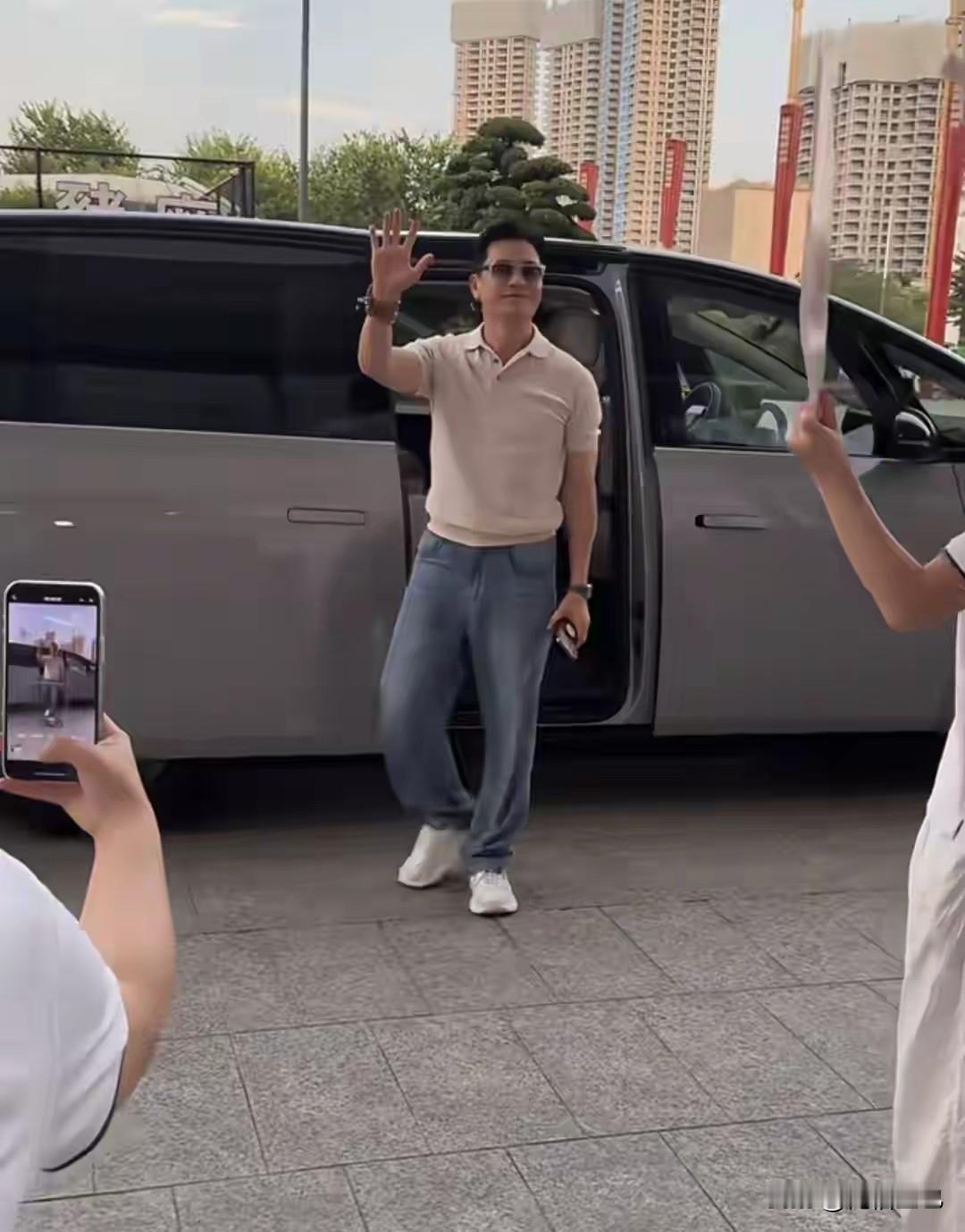 都说吕良伟是不老男神，说得多说得久了，吕良伟自己都信了，但哪有人不老的，吕良伟作