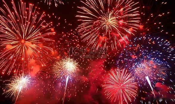 烟火起，照人间，举杯敬此年。
这一年，或许有奔波的疲惫，也有收获的喜悦。
但在除