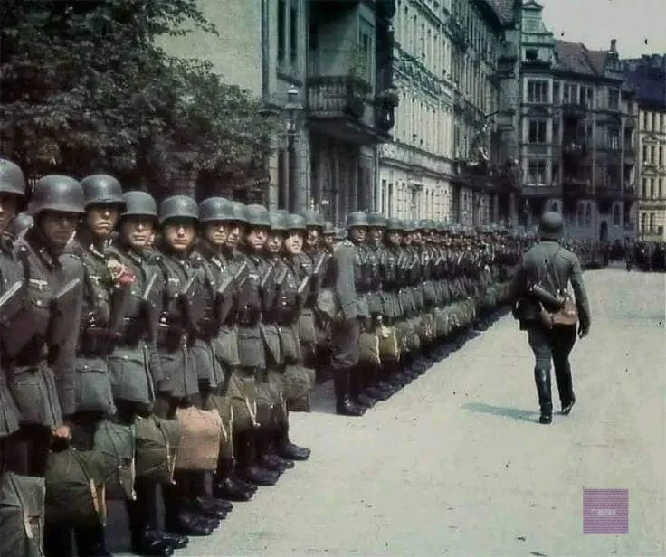 1940 年 6 月 14 日，德国国防军的士兵在香榭丽舍大街准备阅兵...