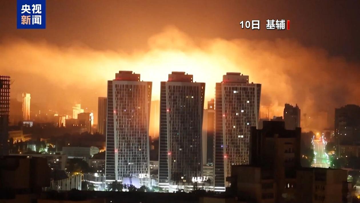 乌克兰总统泽连斯基同一天称，俄军当天对基辅等地发动空袭，时间持续近10小时。乌克