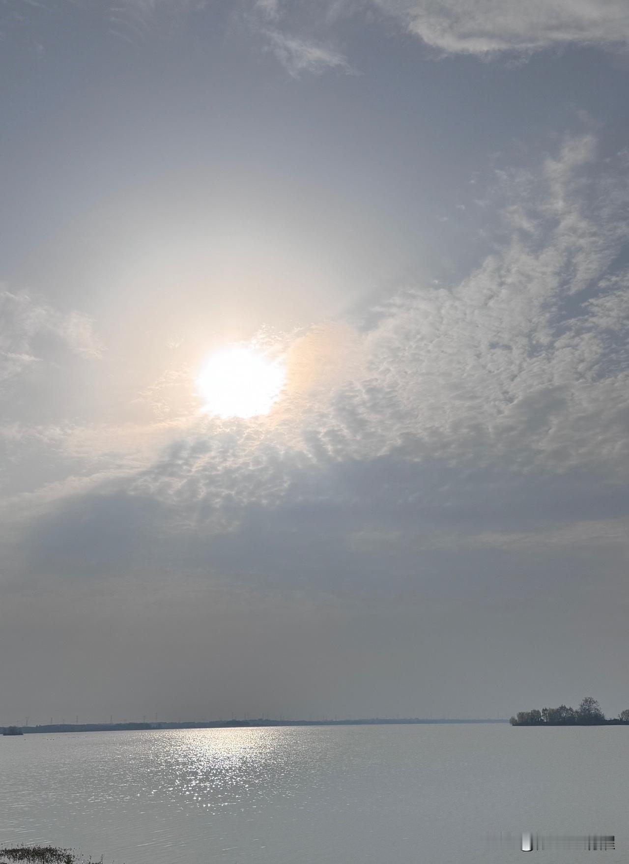 阳光洒满湖面，云朵轻轻飘过，宁静而美好。
每天都是不一样的风景
每个人都是一个个