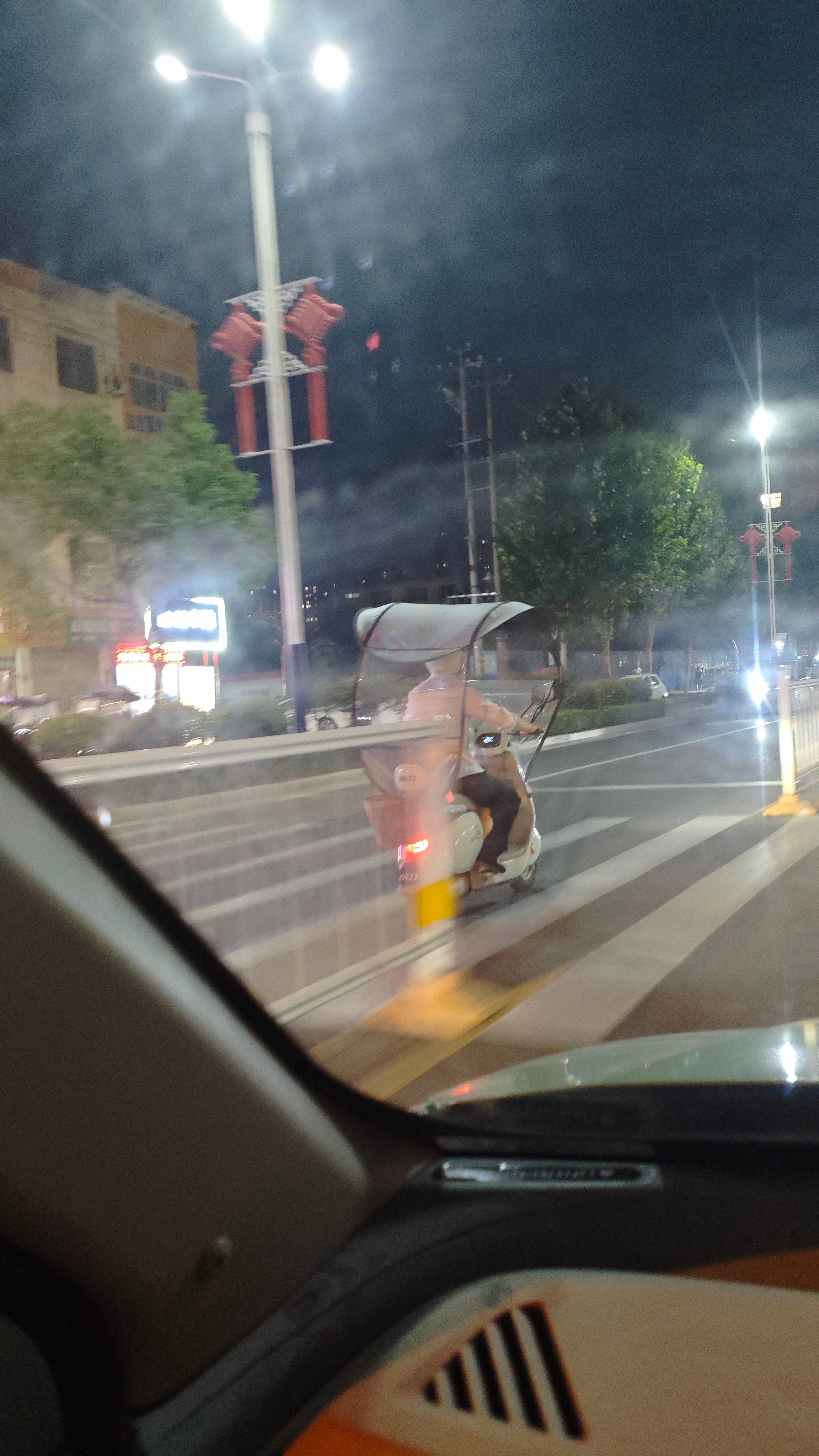 这人骑个电动车逆行，也是厉害！ ​​​