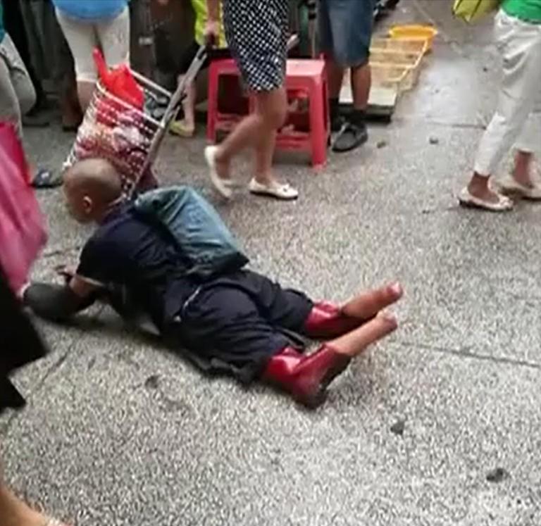 2016年，广州男子买菜时，偶遇双脚被截断的乞丐，仔细辨认下发现，这竟是失踪12