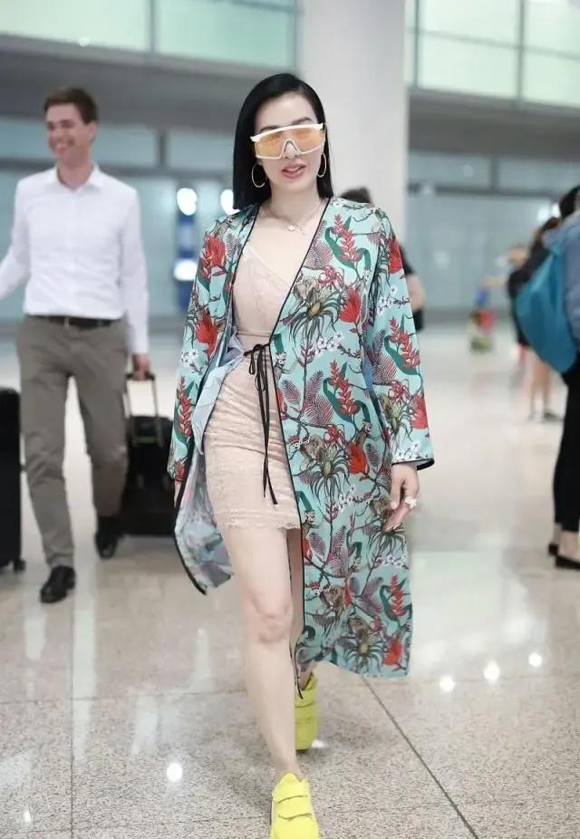 她这是怎么了？

怎么穿成这样就出门了？这身装扮看起来还真是一言难尽啊！

她大