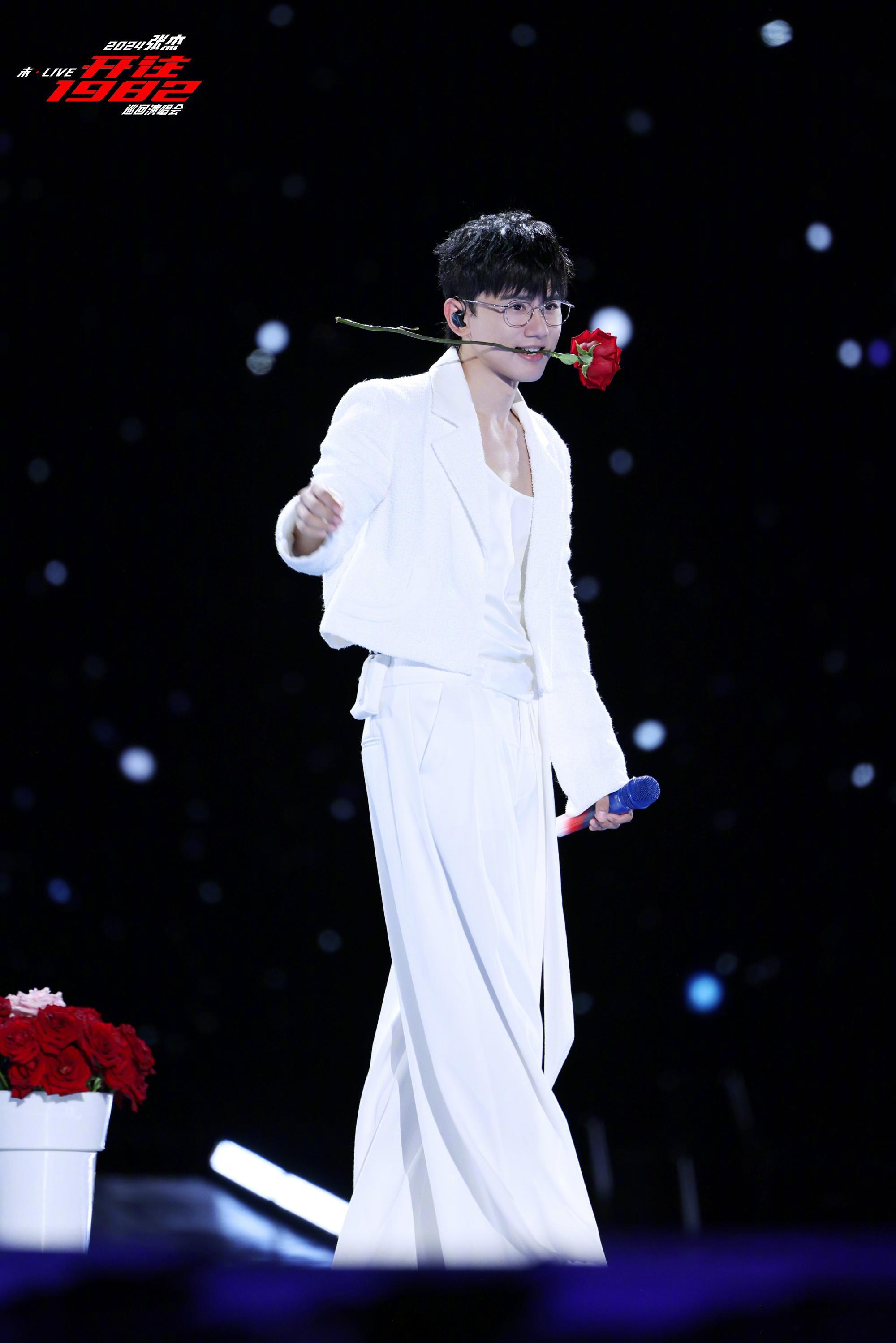 内心os 这个发型真可爱，我也留试试[吃瓜]#张杰唱歌前没有话筒的反应# ​​​