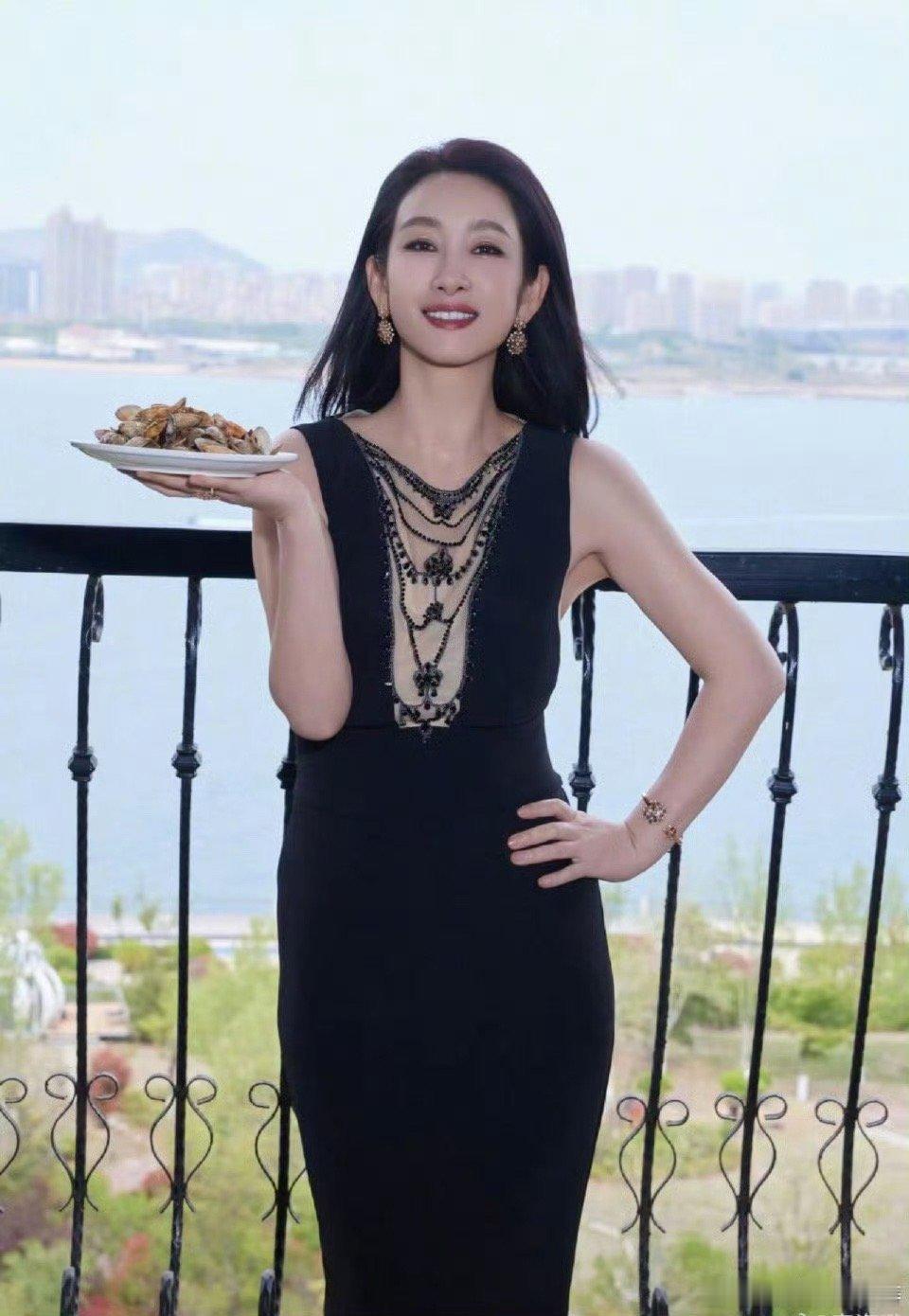 秦海璐穿礼服吃蛤蜊 被秦海璐的青岛之旅整破防了！一边是红毯上惊艳四座的华丽造型，