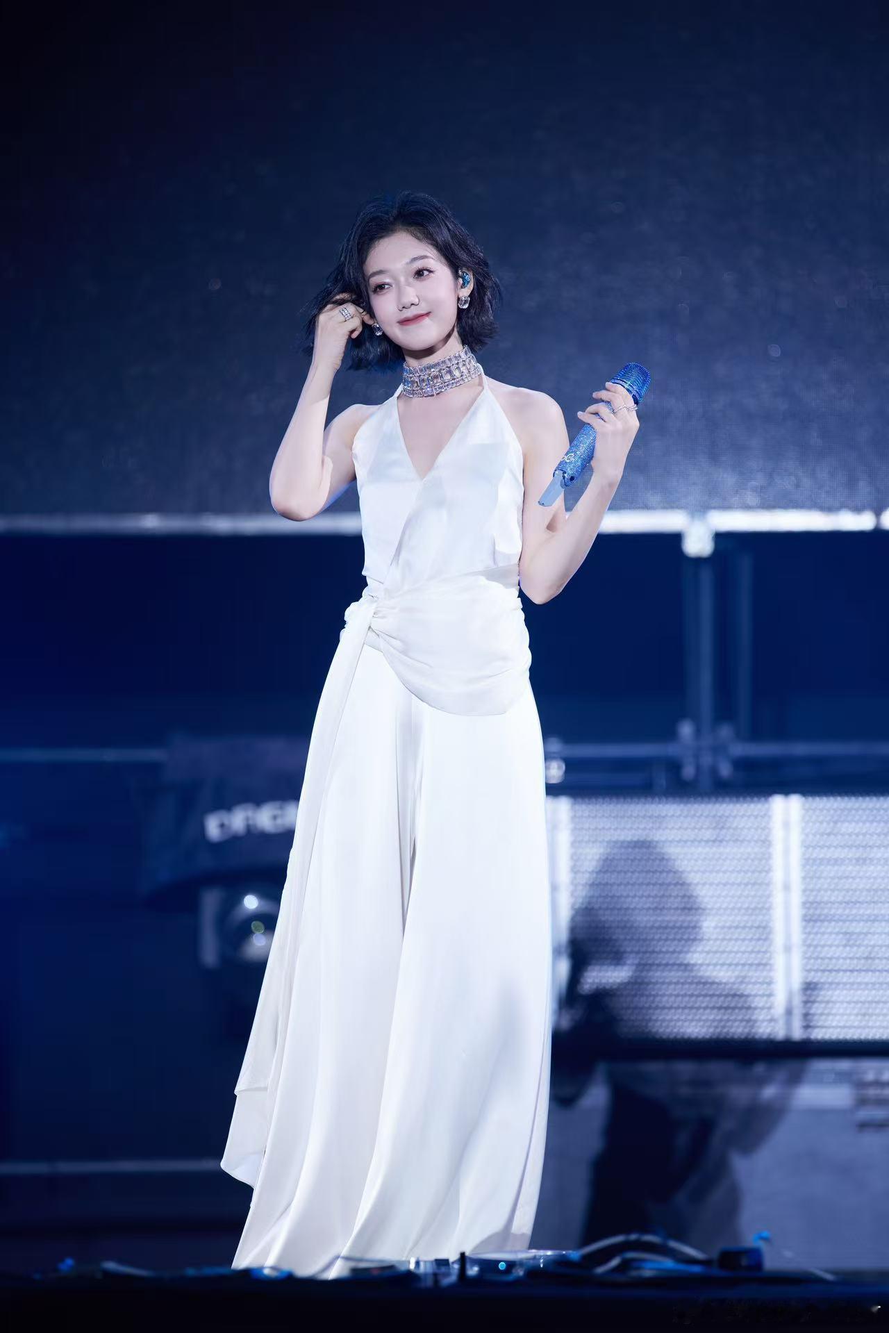 又双叒穿白色啦！这次演出造型是叠层立体剪裁设计，纯净又梦幻，像从云端走来的仙子，