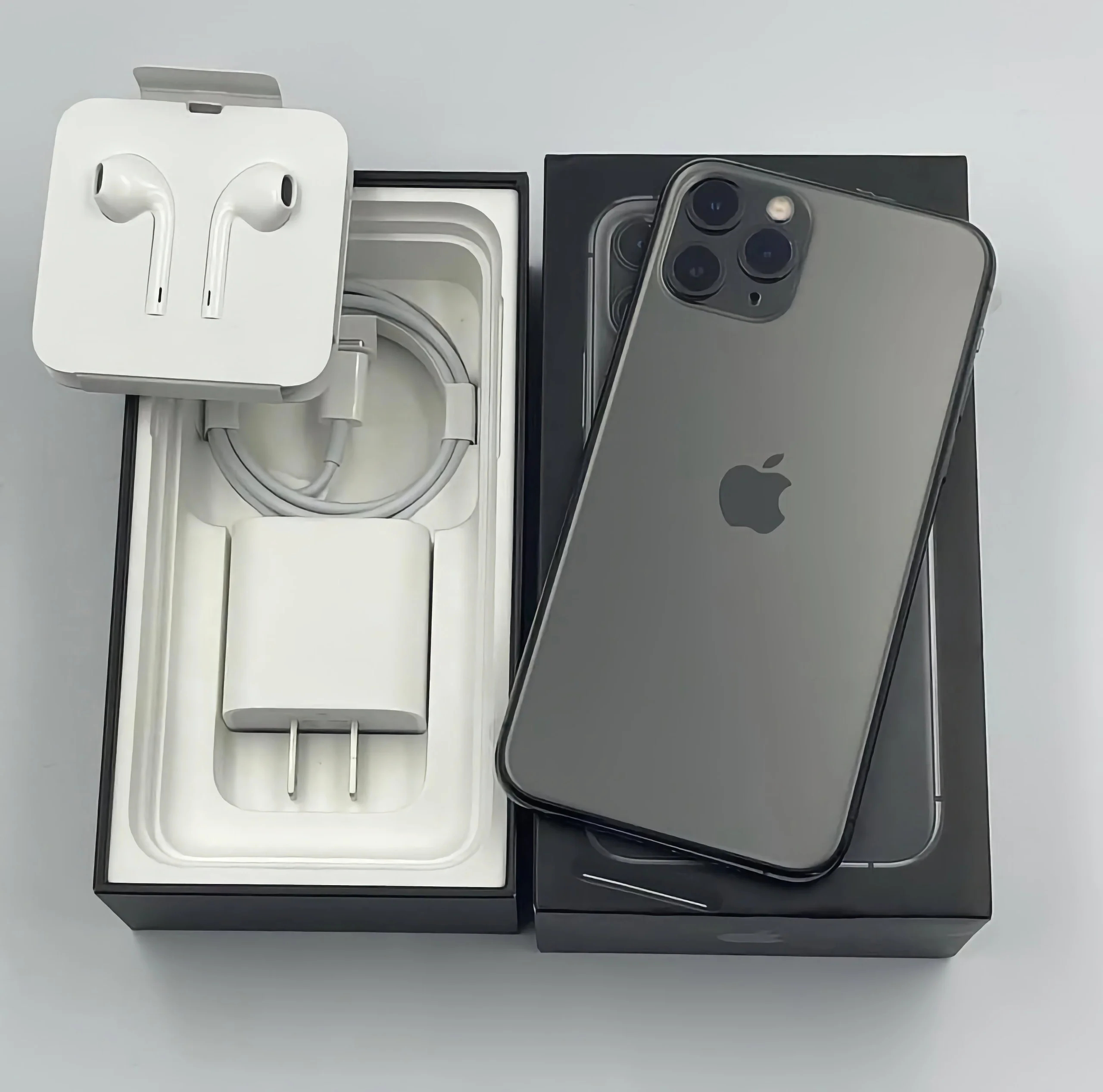 绝版的iPhone包装盒，是不是很难相信iPhone以前还有配件这么足的包装，而