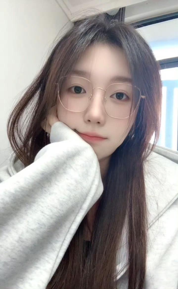 这姑娘戴眼镜，靠窗休息。眼镜系美女 知性眼镜少女 眼镜女生 戴眼镜女孩 戴眼镜美