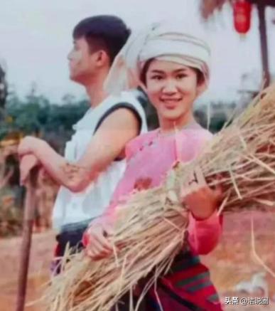 1974年，知青杨俊在云南傣乡被马蜂蜇伤眼睛，傣族大嫂用奶汁给他疗伤。哪料，大嫂