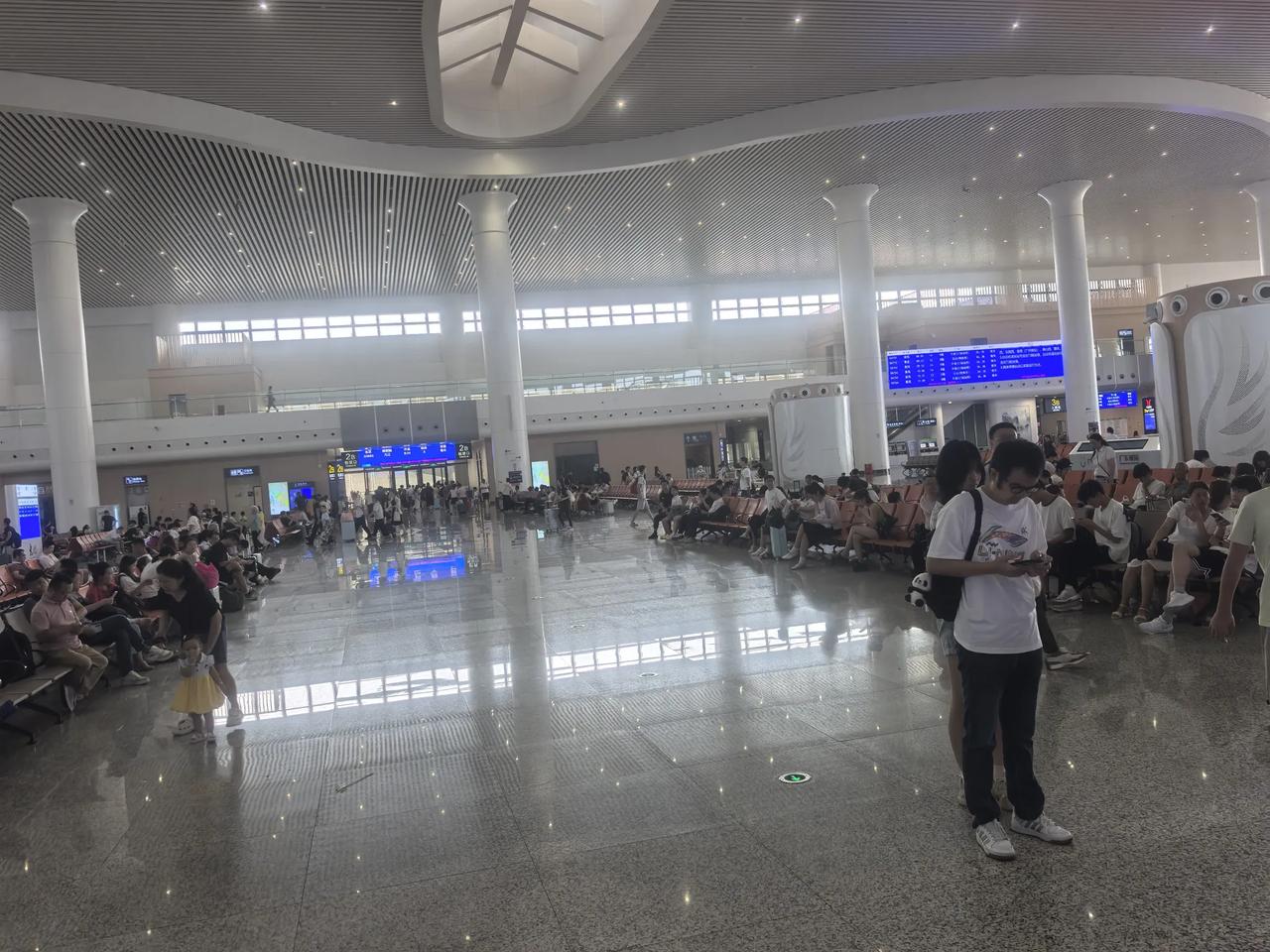 早上8点，惠州北站，人不少。