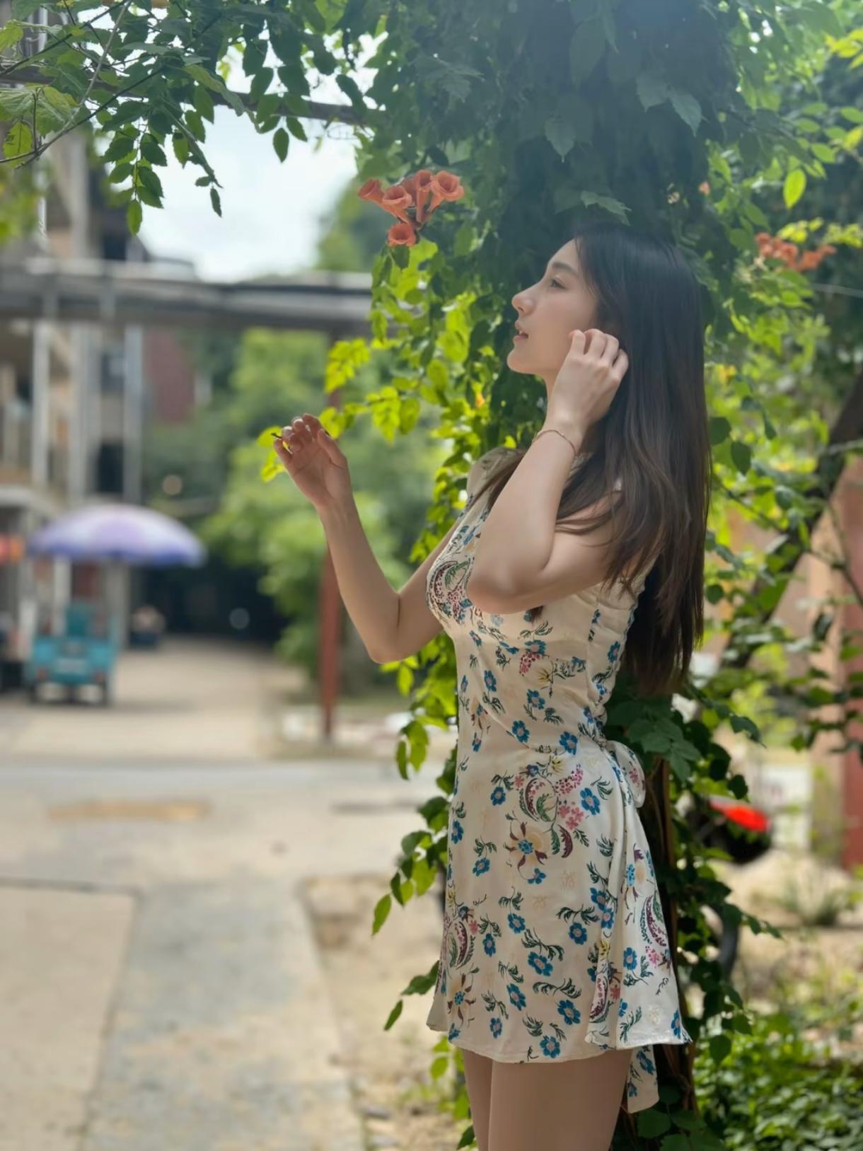 花裙子遇上满屏绿荫，整个人都变得轻飘飘的。

走在斑驳的树影里，风一吹，脚步都不