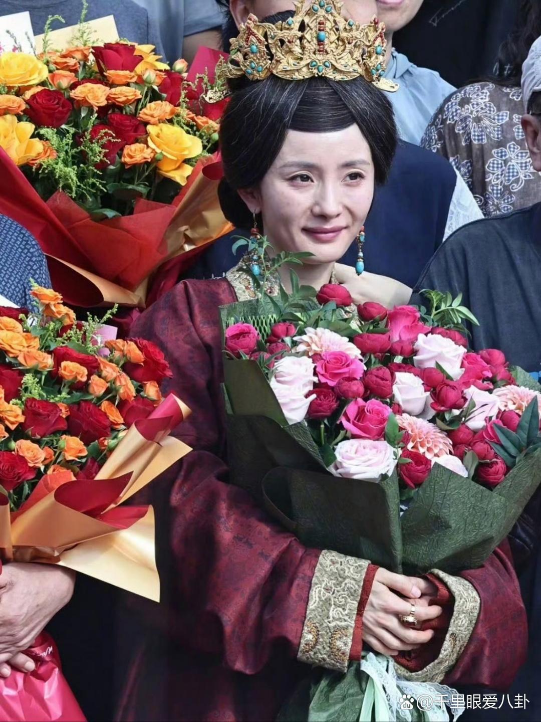 杨幂江山大同杀青大合照，化了个是老年妆 