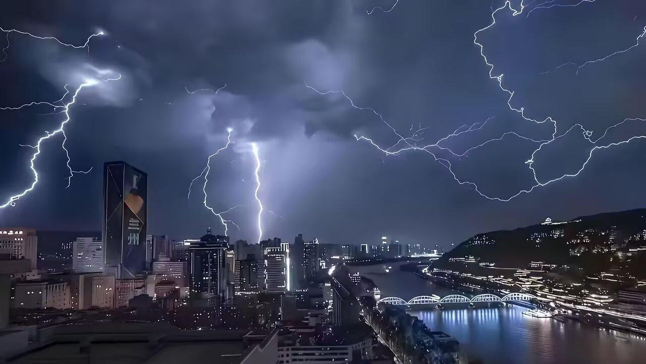 【现代小诗】

《兰州之约》

从一碗牛大的热气里，

我窥见黄土高原的脊梁。
