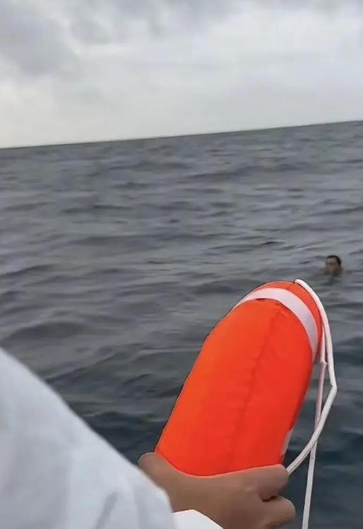 广东阳江，一渔民和同伴一起出海，行驶中，他突然内急，就站在船边往海里小便，结果一