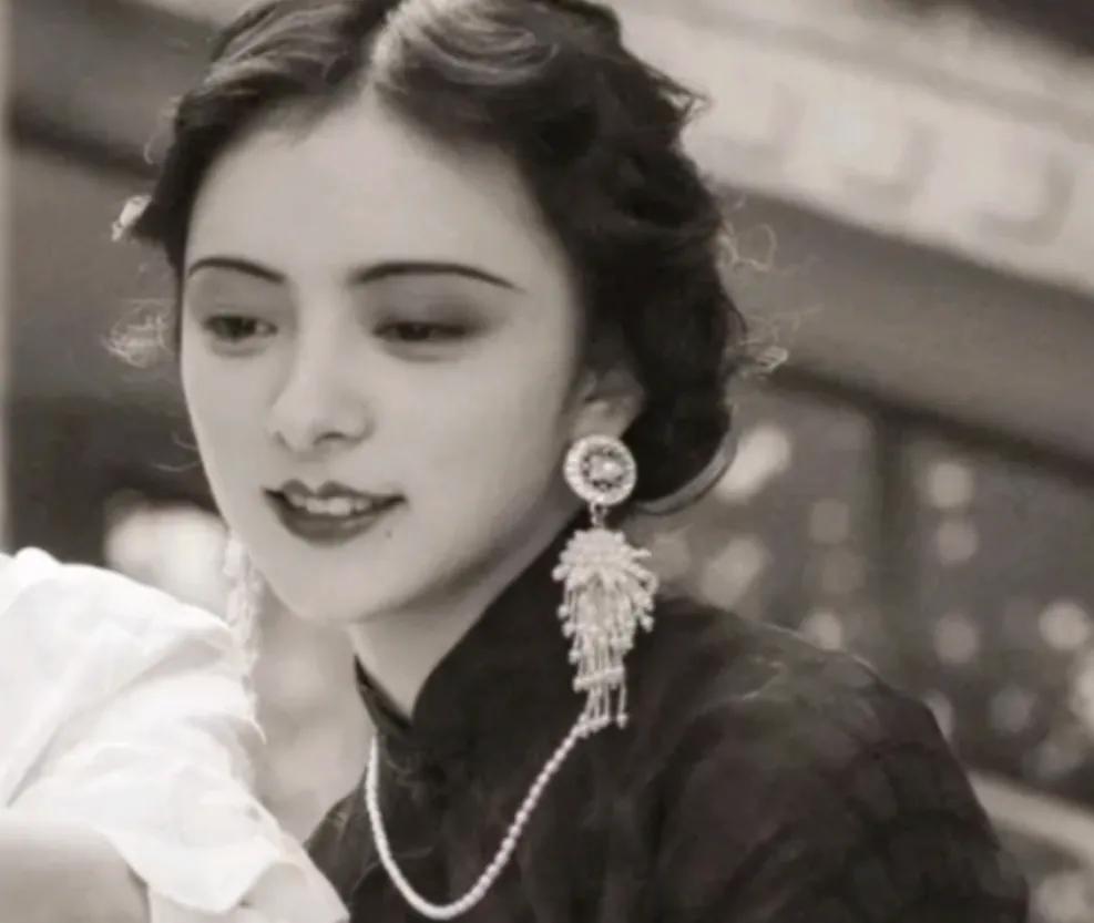 1974年，90岁的杨森迎娶了17岁的张灵凤。洞房之夜，就在杨森要行房时，张灵凤