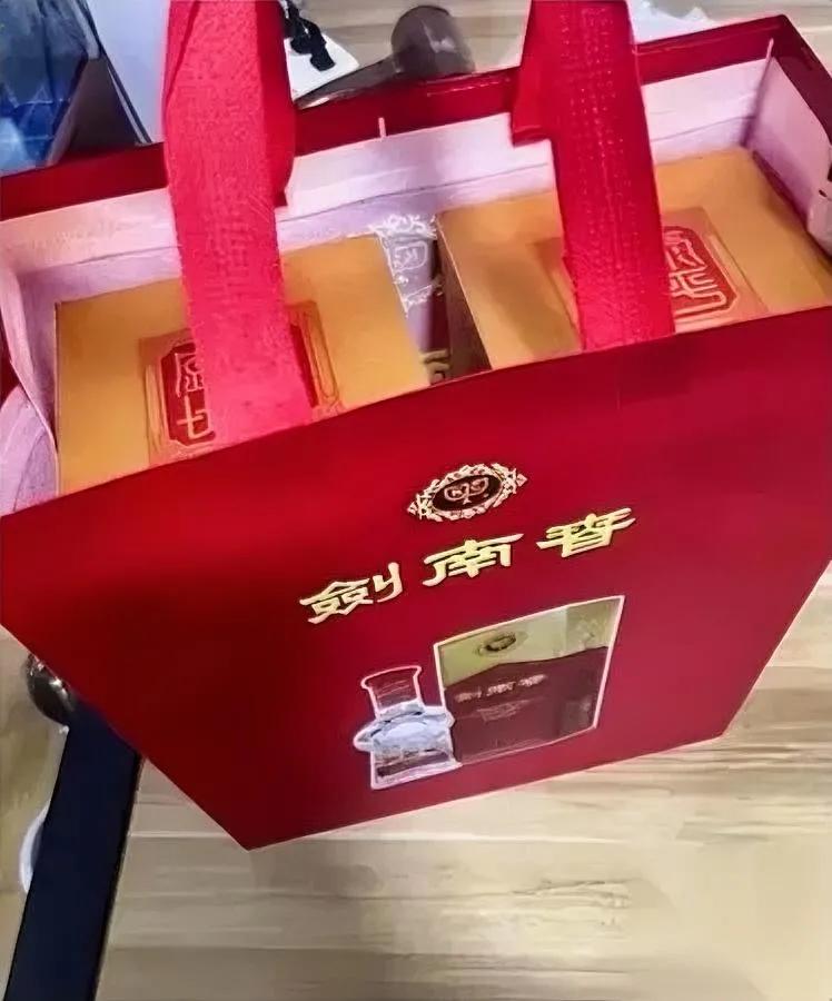 借亲戚钱，利息到底该不该给？

我纠结了两天。

前年买房，表哥十万块秒到账，连