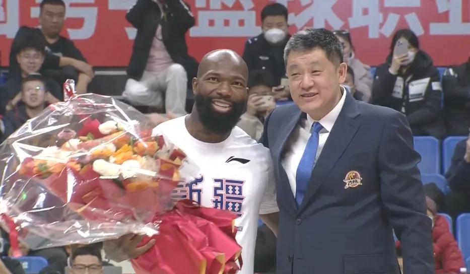 孙军高规格欢迎琼斯“回家”，等来的是对方三分球羞辱，没必要过分讲究友谊

新疆队