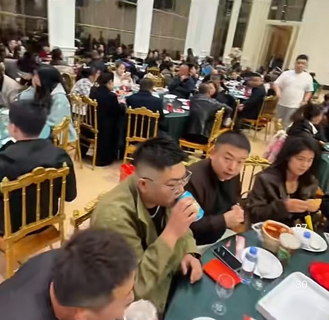 你参加过的那种婚礼，台上司仪声嘶力竭，台下你正襟危坐，面前是一盘凉透了的四喜丸子