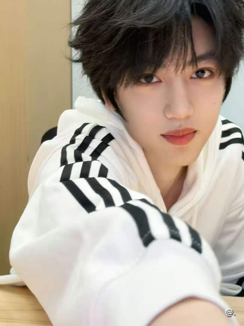 张桂源高会自拍张桂源高会营业照 好帅啊这个张桂源 