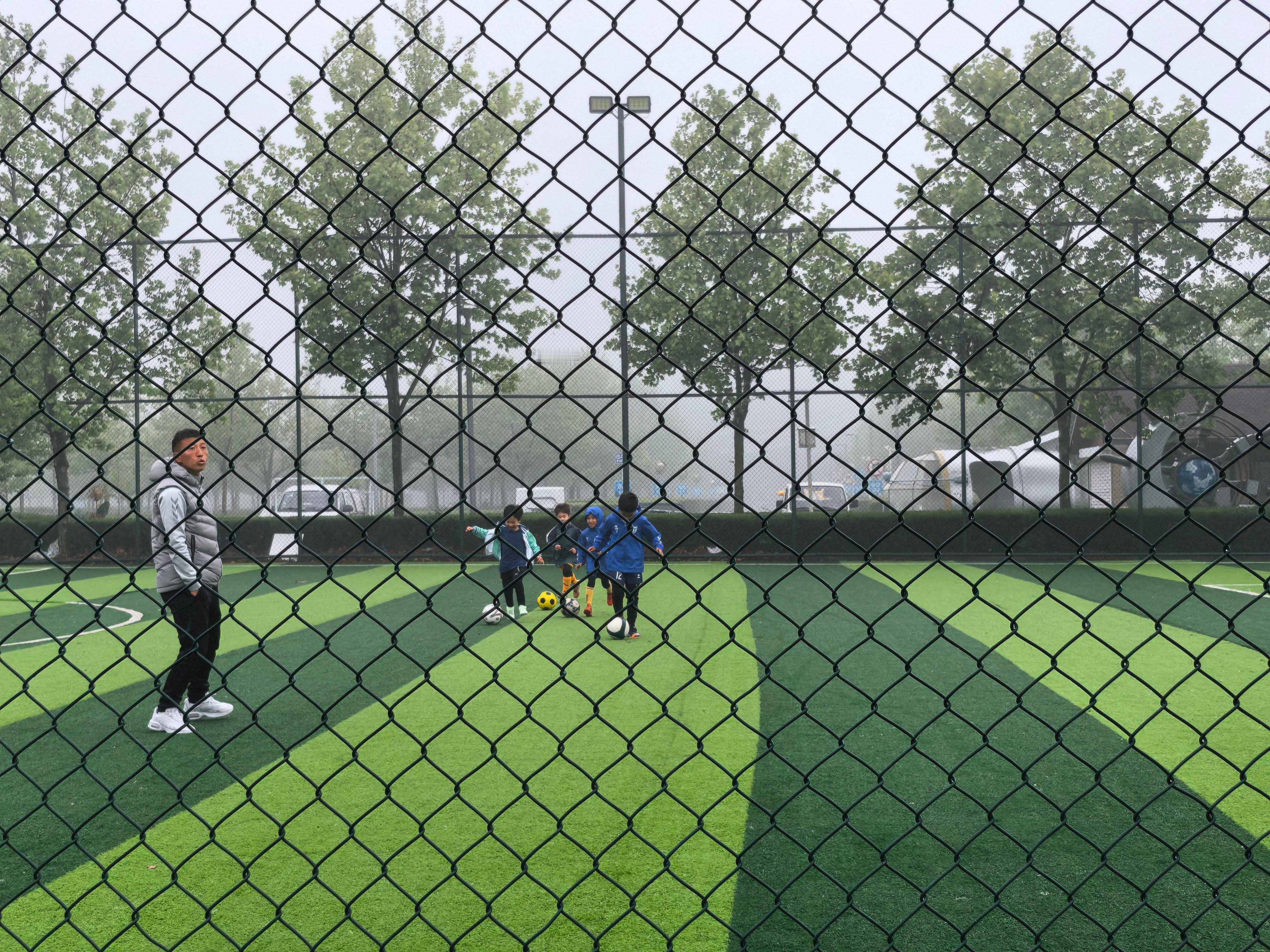 今天大连下雨，寂静岭似的哥哥的青训队二十多个孩子今天去了四个，夏天是其中一个有这