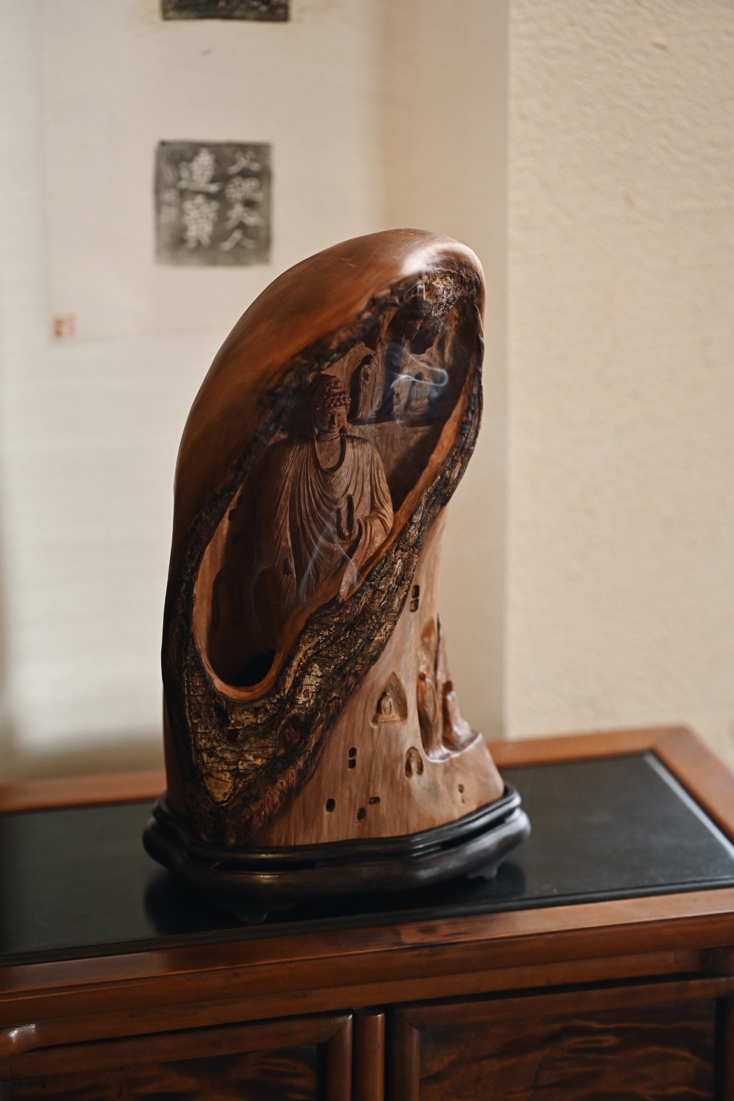 荔枝木 | 佛窟 香炉取荔枝木肌理之温，摹千年佛窟龛影之静，雕刻古拙有韵，燃一盘