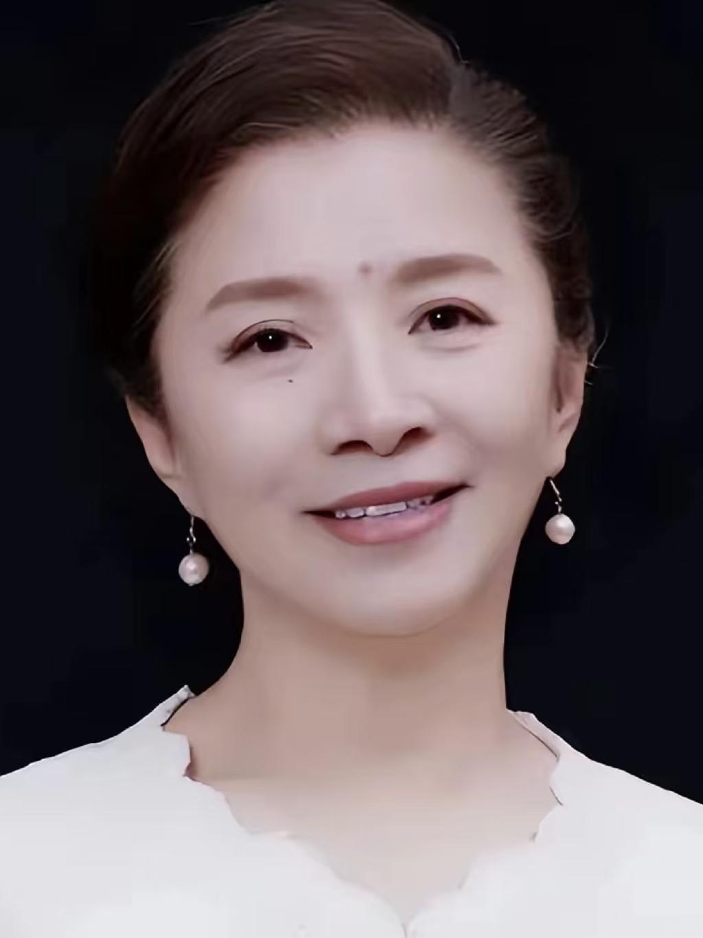 倪萍有次接受采访时

说了句大实话，她说千万不要，

被迟蓬在电视上的朴素形象给