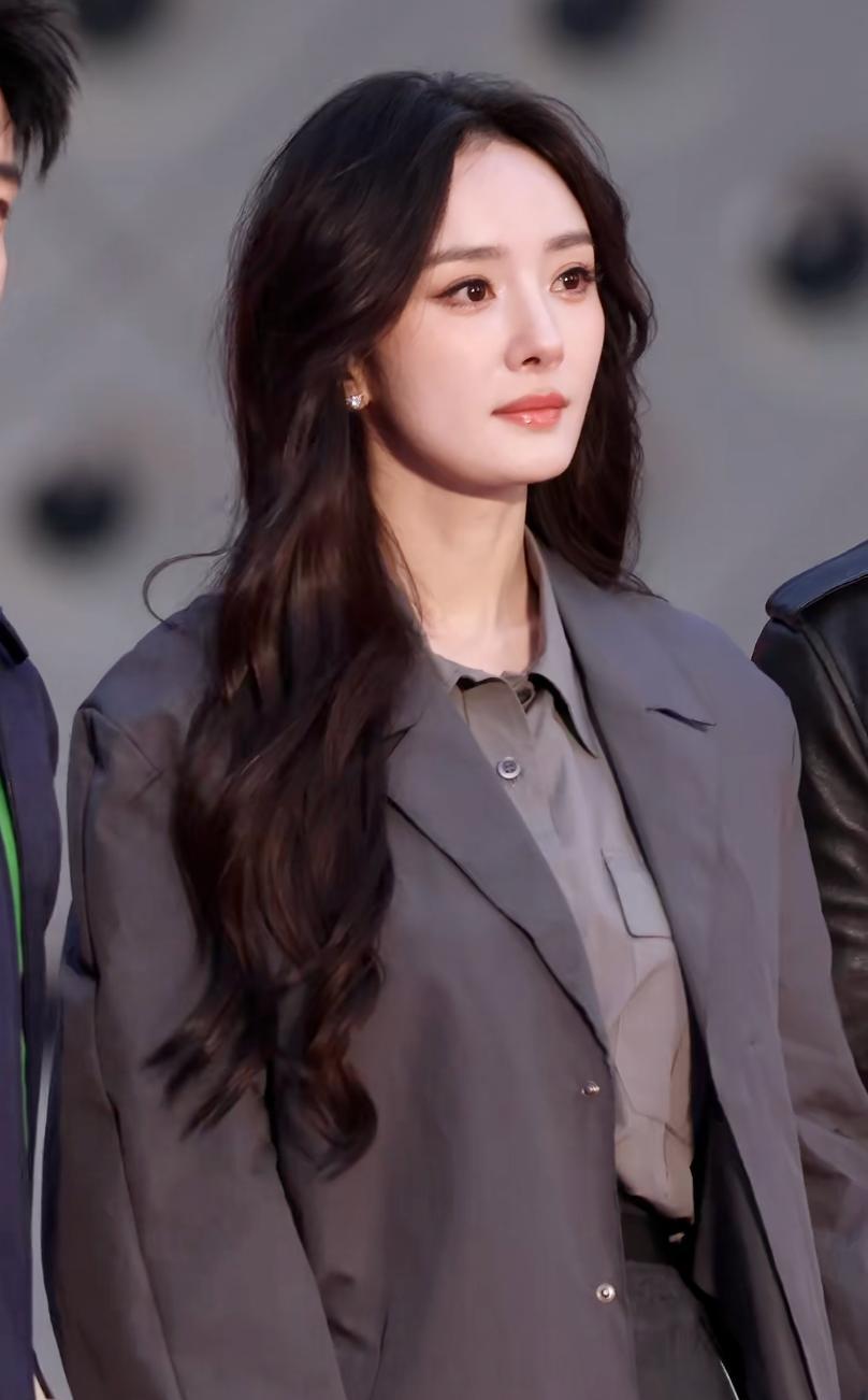 别再羡慕杨幂了，她不是“回春”，是活成了一套反人性的算法。
那身灰色Prada西