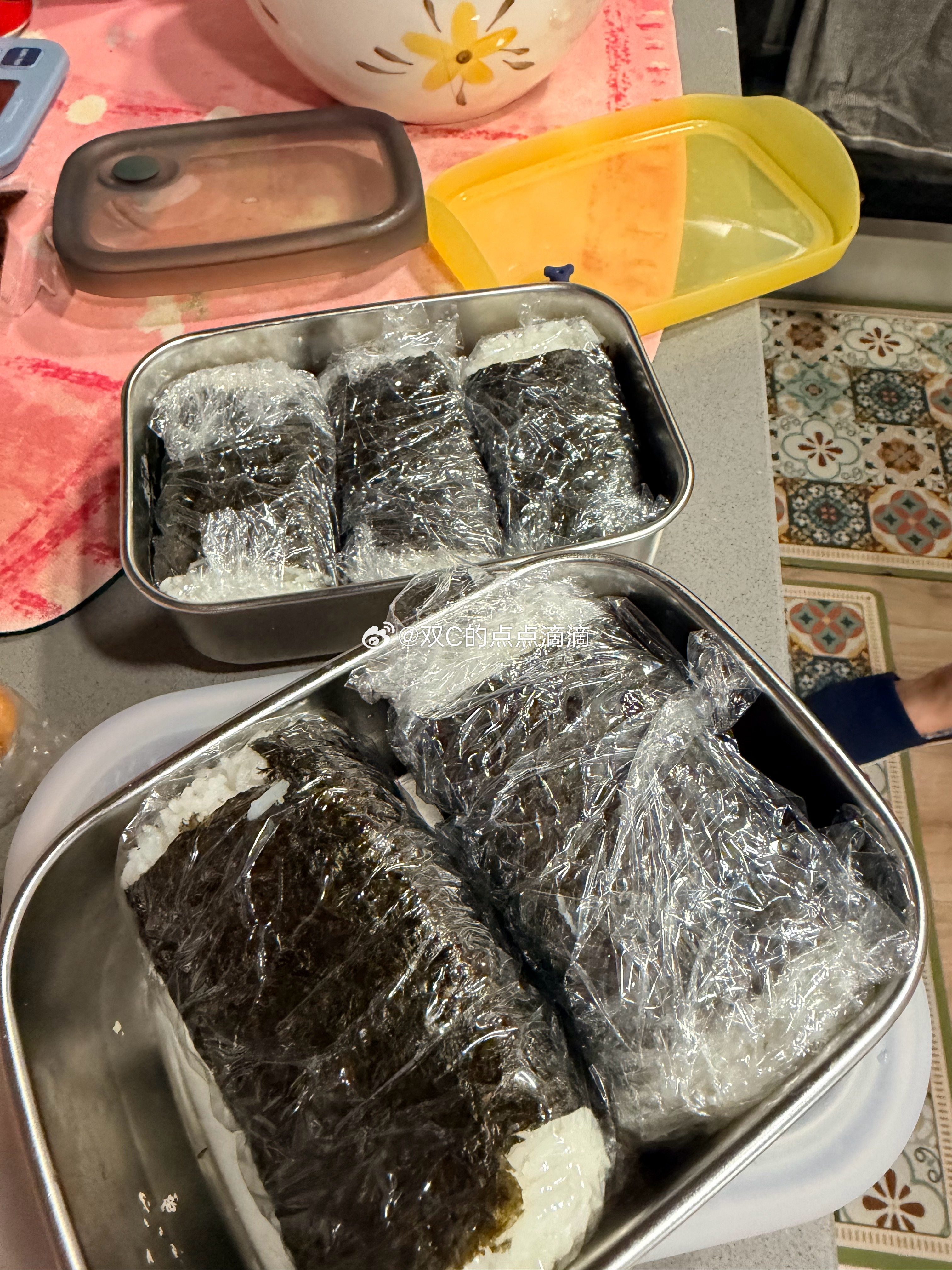 今儿夏令营带饭我小姨起大早给孩子们做的饭团里面自己调的酱汁儿真挺好吃 