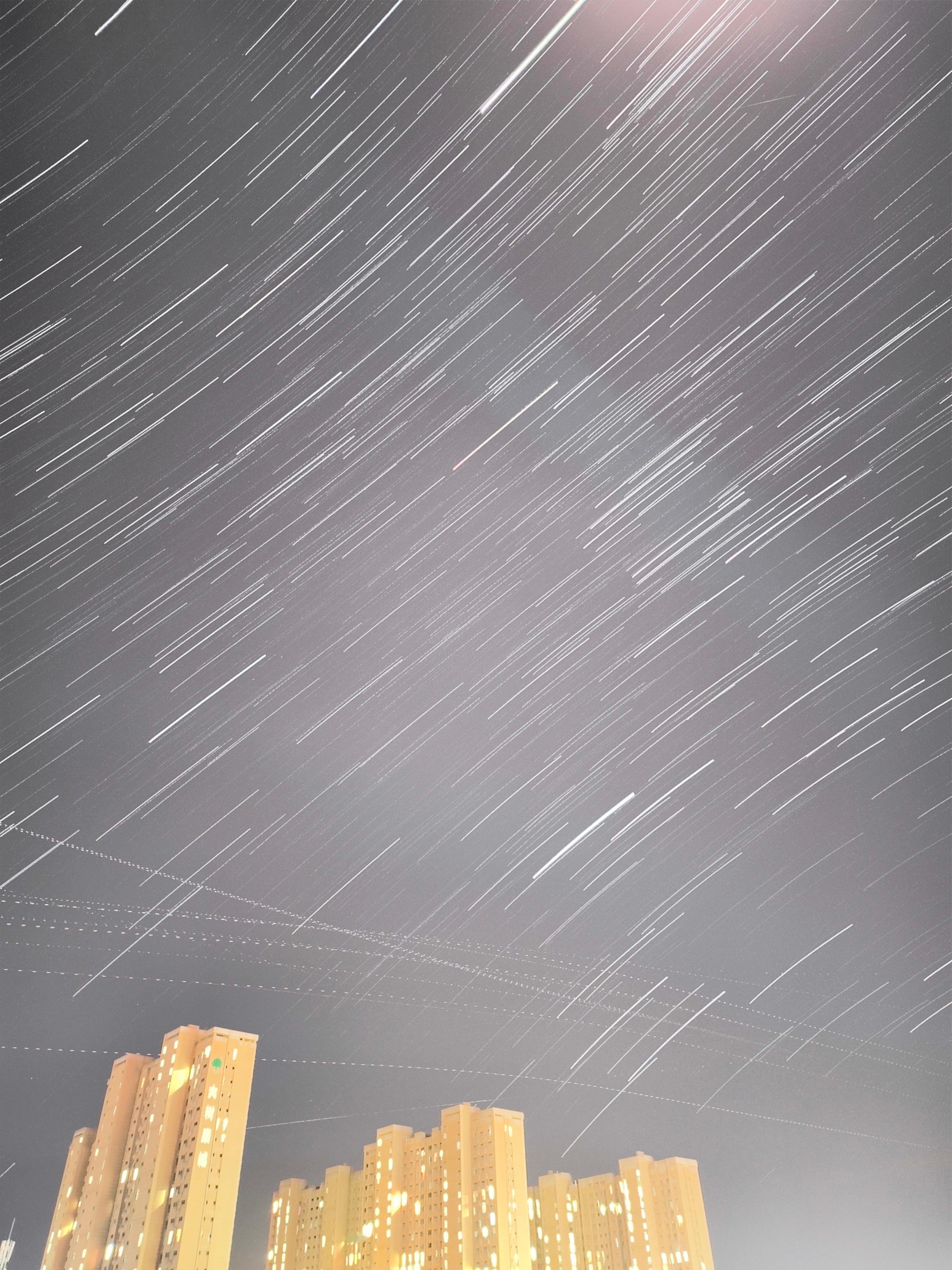 他们说今晚双子星流星雨，这月亮这么亮，特别不适合观看！用星轨模式自动拍了几十分钟