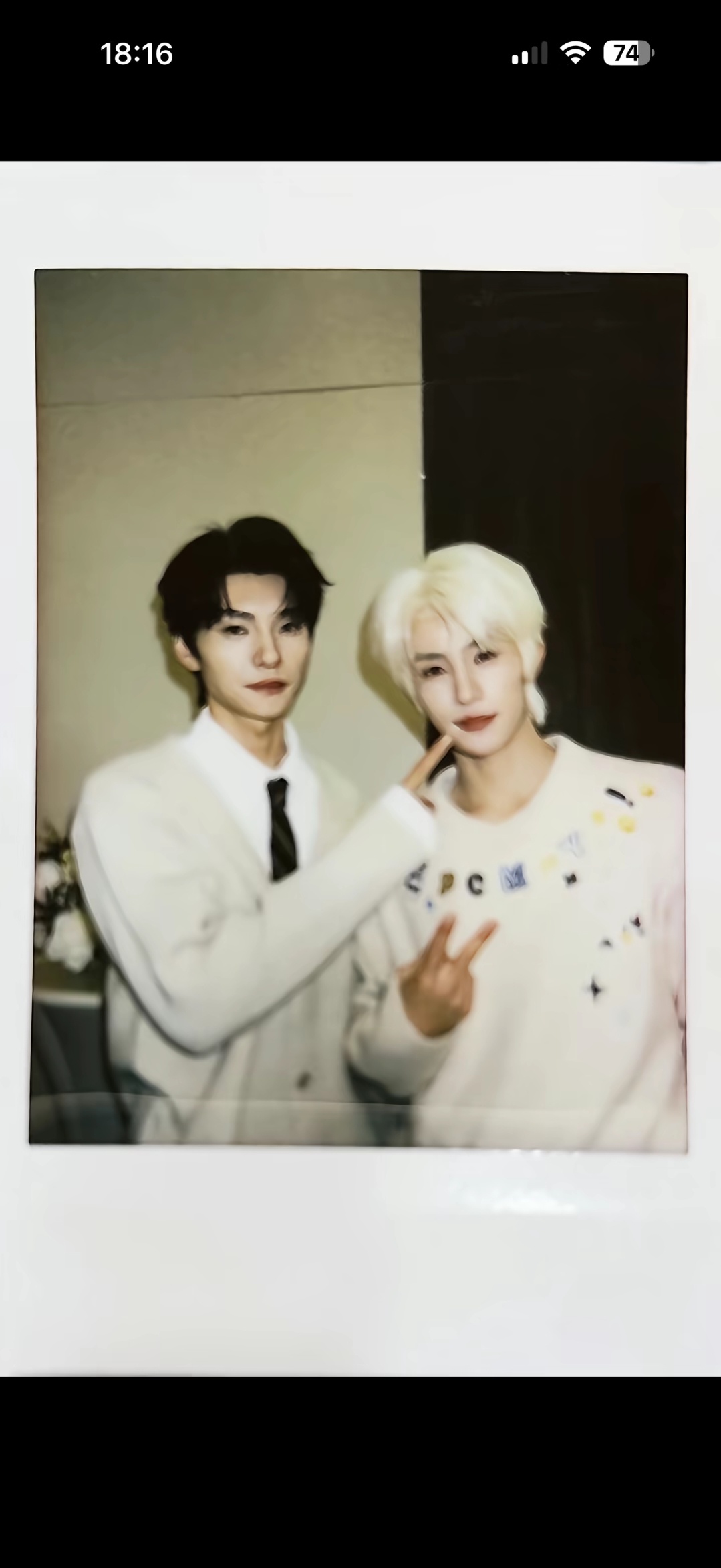 译磊跟翅翅这张拍立得你们俩咋了，是不是扫图修复的，怎么这么诡异 