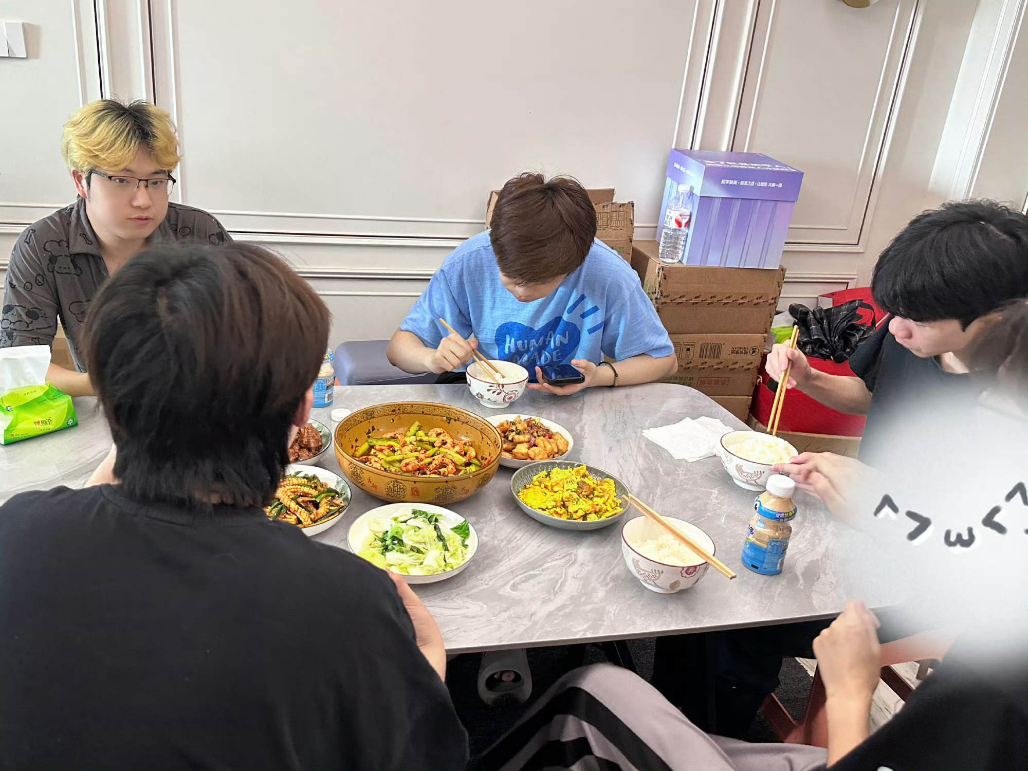 北京JDG战队食堂今日于四川开餐，供应麻辣凉拌虾、炒鸡蛋、青菜等菜品。选手围坐就
