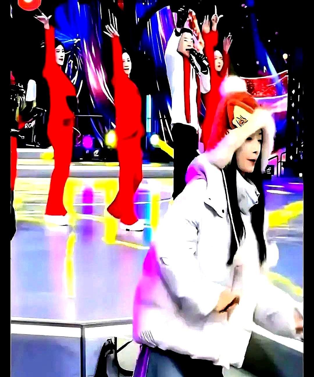 当初撕破脸要1万5编舞费，如今却站在他面前当C位领舞。
 
她把视频甩出来，逐个