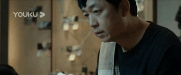 《白夜破晓》第25集中有段剧情看了令人发笑！有点荒唐有点无奈。
关宏宇抓捕罪犯邢