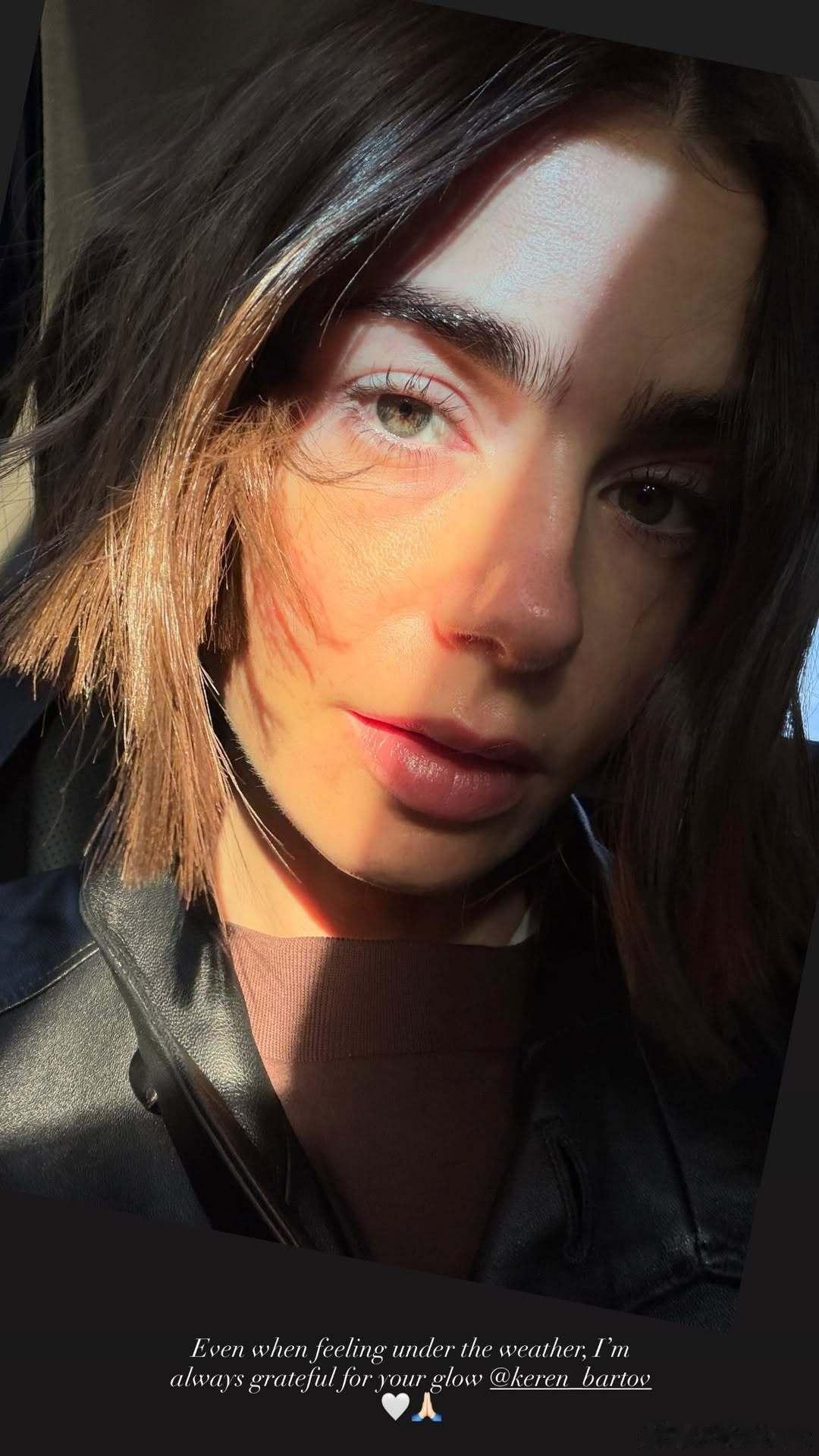Lily collins莉莉柯林斯分享做完皮肤管理后的毛孔清晰可见的素颜状态，健