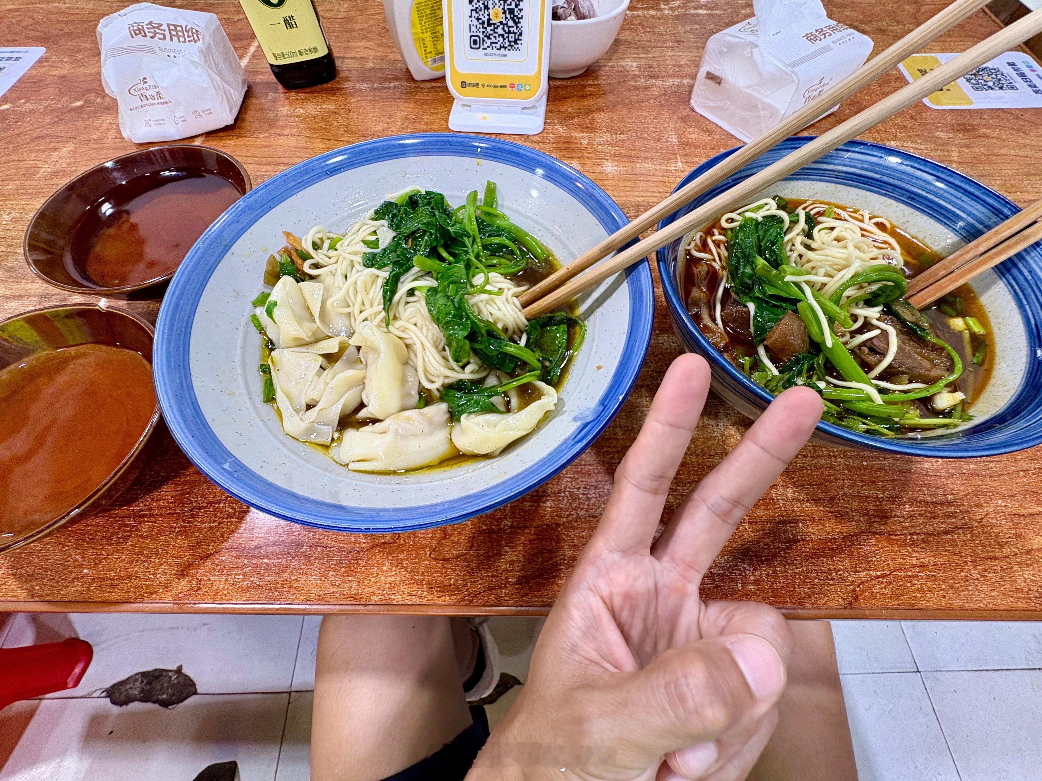跑步  今早跑后一碗牛肉面，一碗幺拖幺抄手面，安逸得板！老板问我吃得完吗？我说我