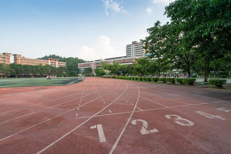 广东最新中小学招生指导意见出炉。不管公办还是民办，一律免试就近入学，严禁靠考试、