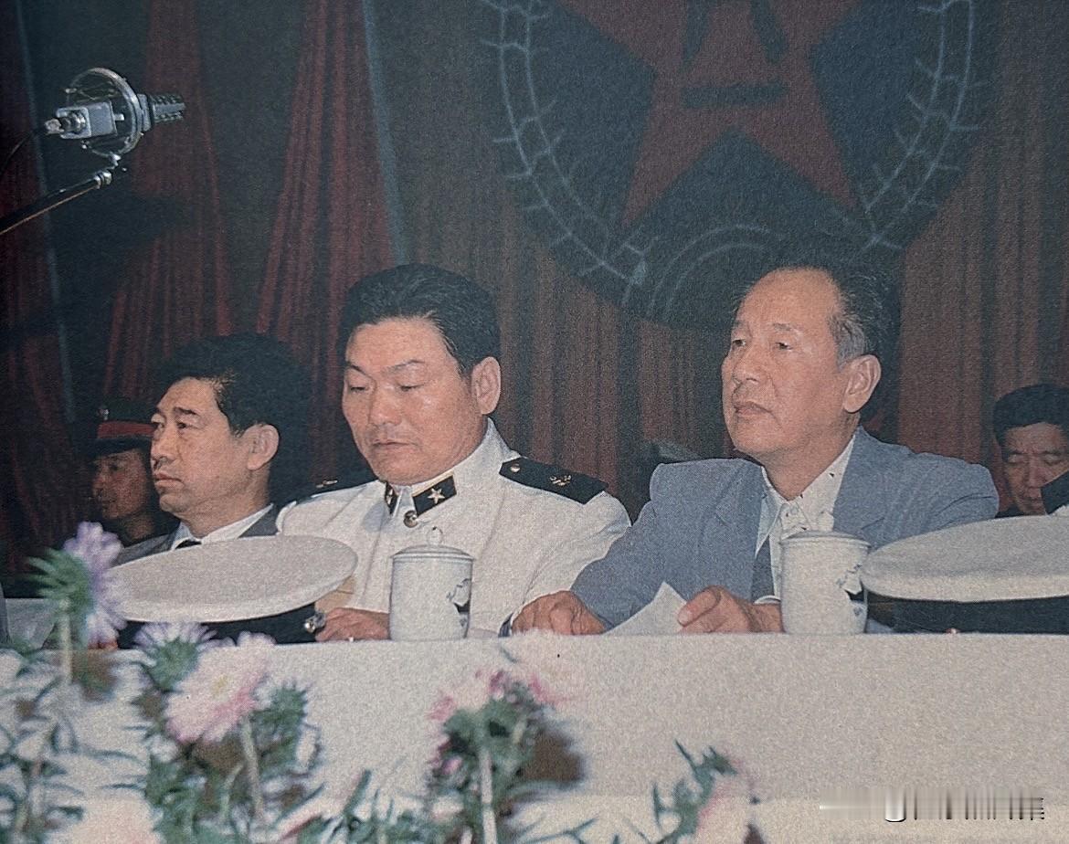1988年9月14日至27日，中国自行研制的导弹核潜艇在东海海域成功完成水下发射