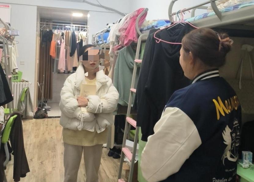 我室友说自己是算命大师，考试周全宿舍都在忙着复习，她却掐指一算，说我们肯定会挂科