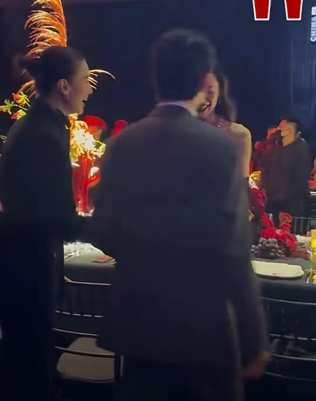 刘雯井柏然红毯相遇害羞装不熟，宋佳在一旁看呆，网友：太搞笑了 ​​​